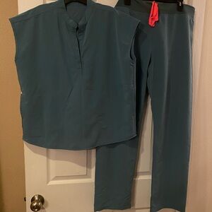 FIGS Technical Collection SCRUB SET - TEAL - Top SZ M - PANTS SZ L